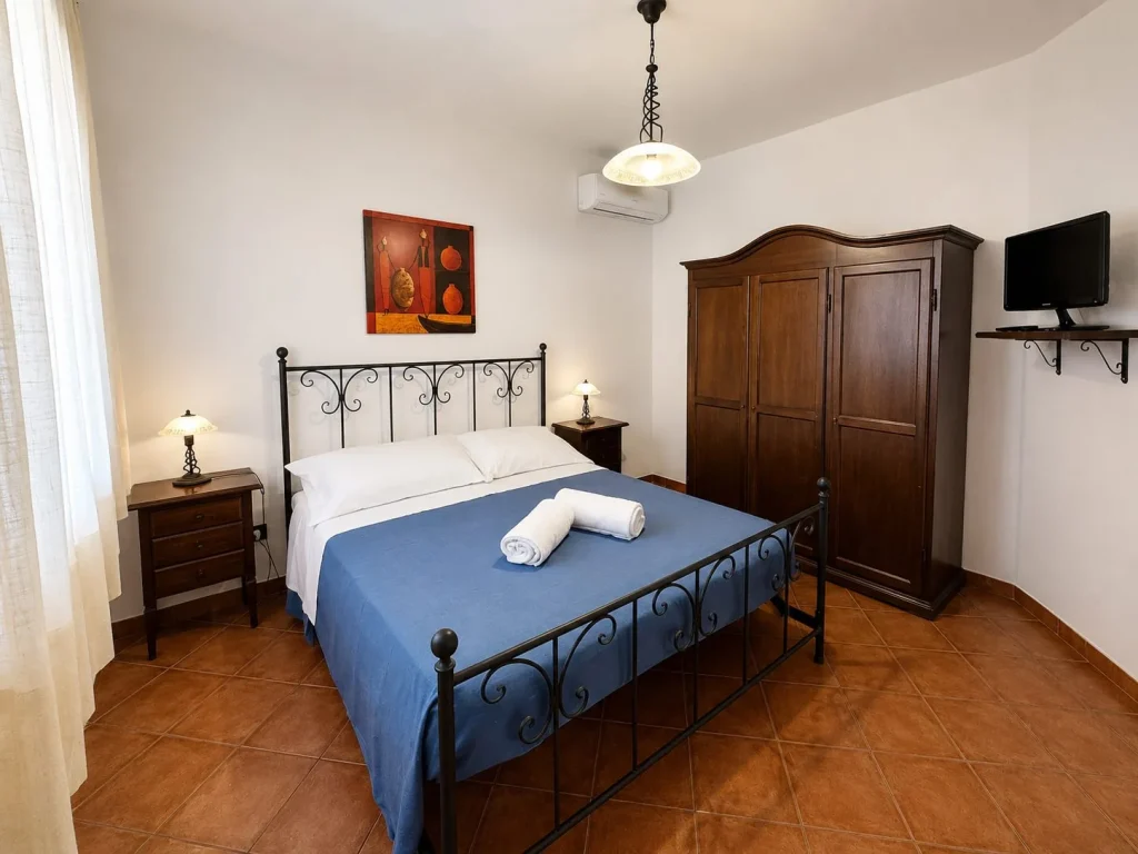 Camera matrimoniale con letto in ferro battuto