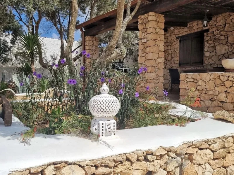 Ingresso con giardino fiorito