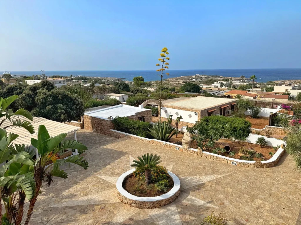 Il piazzale del residence con vista sul mare