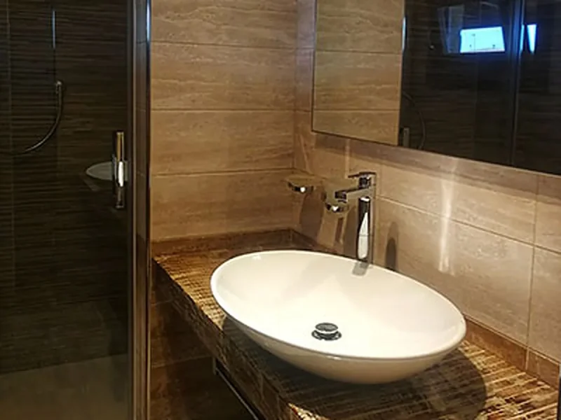 Bagno con lavabo in pietra e doccia